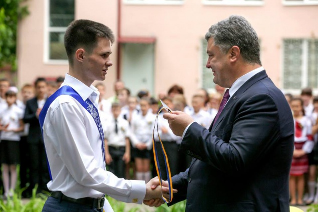 Порошенко освободил от земельного налога негосударственные школы и детсады