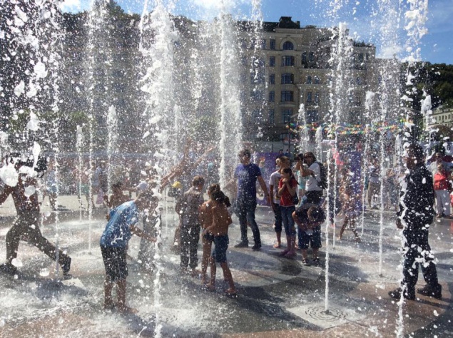 Виталий Кличко искупался в фонтане (фото)
