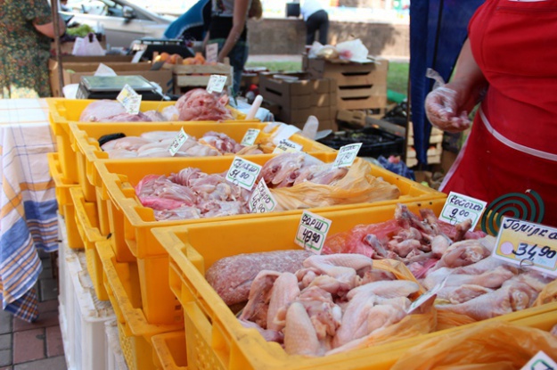 В Киеве семья отравилась продуктами, купленными на продуктовой ярмарке