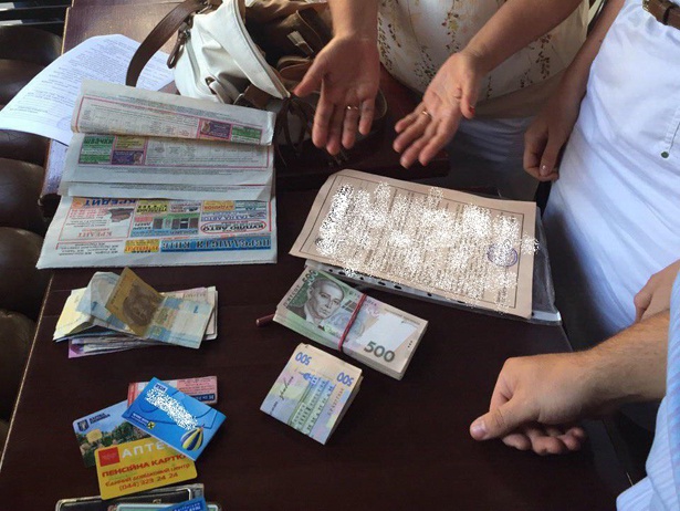 На взятке в 50 тысяч гривен поймали чиновника из Академии наук (фото)