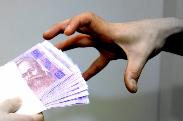 После общения с мошенницей пенсионерка не досчиталась денег и золота
