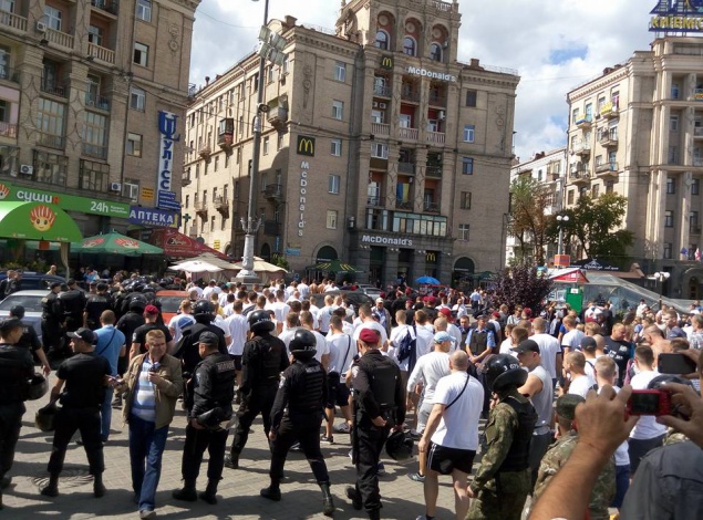 Милиция принудительно охраняет разгуливающих по Киеву польских фанатов (фото)