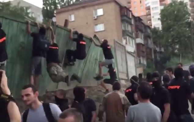 По факту грабежа и нападения на журналистов столичная милиция открыла дело