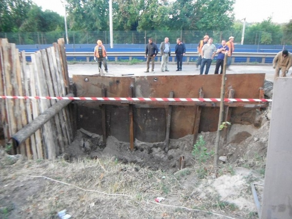 В Киеве на улице Борщаговской ликвидируют последствия провала коллектора (фото, видео)