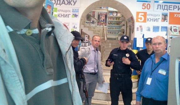 Атаку налоговиков на национальную книготорговую сеть “Буква“ связывают с заказом антиукраинского московского издательства ”Эксмо”