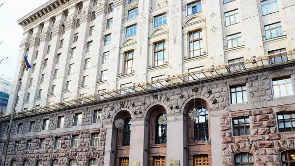 Под КГГА сотня киевлян протестуют против утверждения плана территории в районе метро “Левобережная”