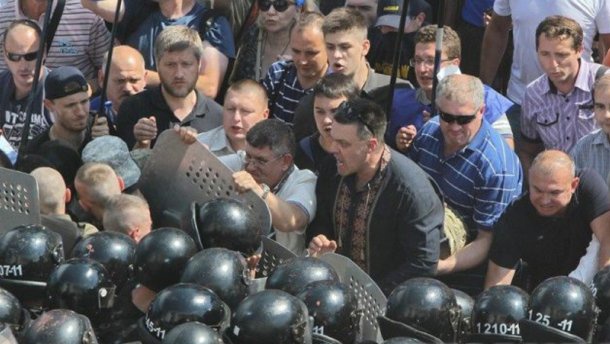 Тягнибока вызовут на допрос из-за столкновений под ВРУ