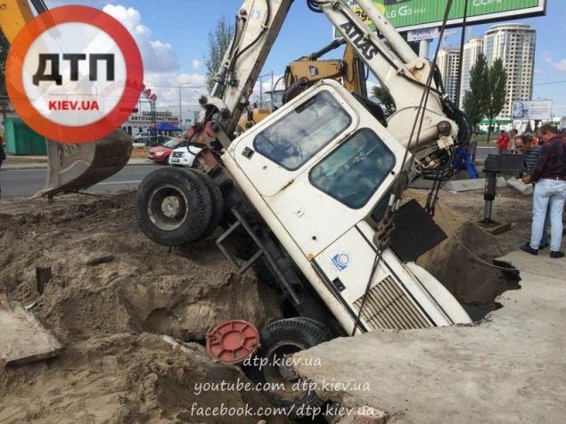 В Киеве на Позняках экскаватор “ушел” под землю (фото)