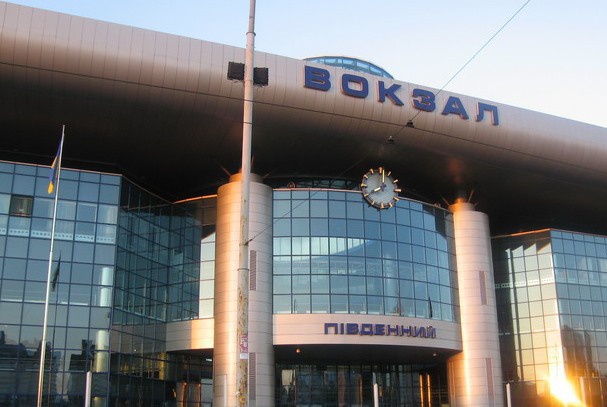 На столичном Южном железнодорожном вокзале произошел взрыв - пострадала женщина