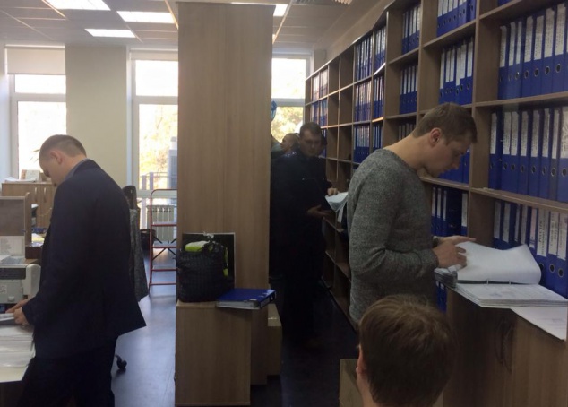 В центральном киевском офисе медлабораторий “Синэво Украина“ налоговики устроили ”маски шоу”