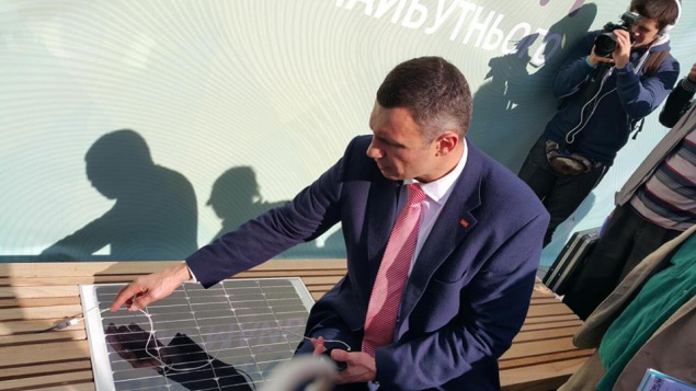 В Киев привезли “умную” многофункциональную лавочку за 15 тысяч гривен (фото)