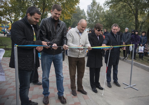 В Святошинском районе власти торжественно открыли “облагороженный” сквер (фото)