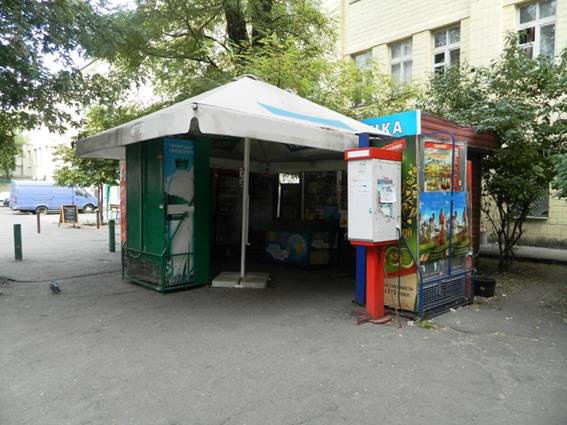 В киоске под вывеской “Горячая выпечка” из-под полы торговали алкоголем на разлив (фото)