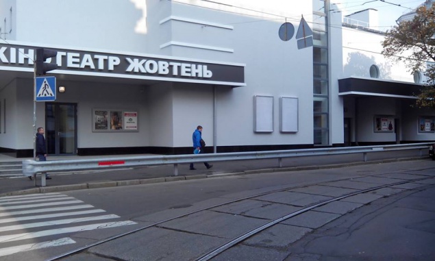 Возле кинотеатра “Жовтень” поставили новое ограждение со светоотражающими элементами