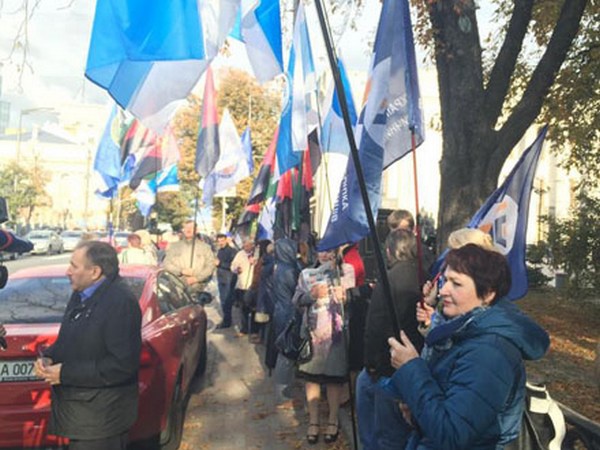Под зданием Верховной Рады проходит сразу три пикета