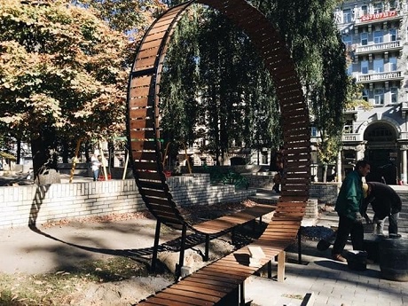 Киеву подарили очень “крутую” скамейку
