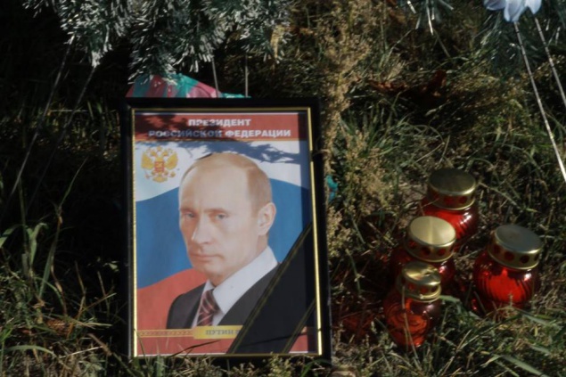 В Киеве возле российского посольства активисты “поздравили” Путина траурными венками