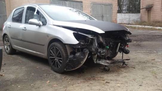 Водитель сбежал с места ДТП, “забыв” в салоне автомобиля оружие и травмированную пассажирку с наркотиками