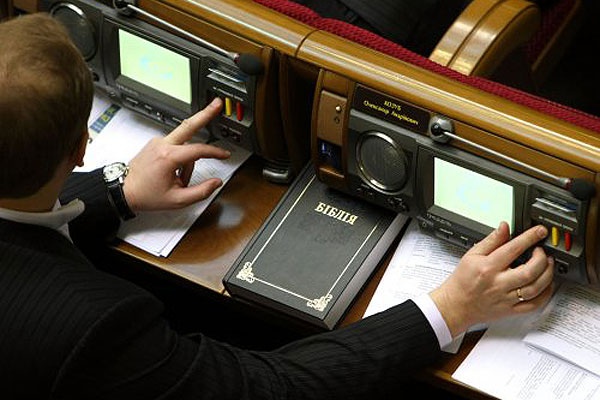 ​В местных советах введено поименное голосование