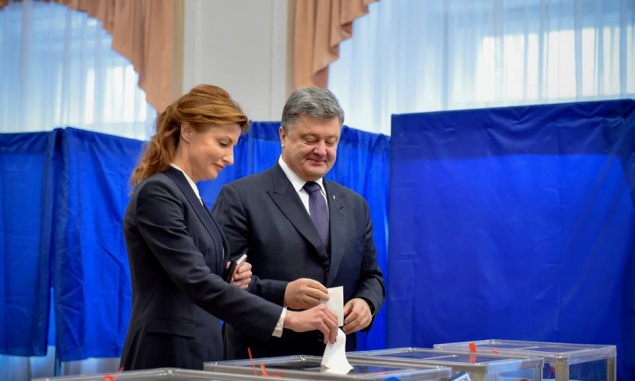 Порошенко призвал украинцев не сидеть дома, а прийти и выбрать мэров