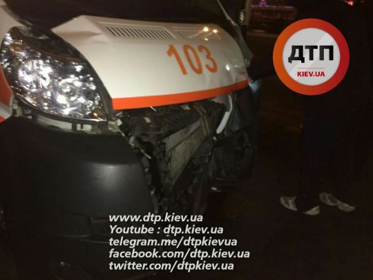Вчера поздно вечером произошло ДТП с участием скорой помощи (+фото)
