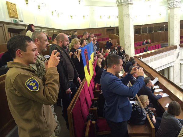 В Киеве митингующие прорвались в Верховную Раду и скандируют “Кривой Рог!”