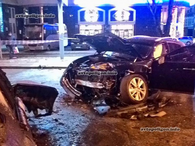 На Оболони Daewoo Lanos протаранил Infiniti и загорелся (+фото, видео)