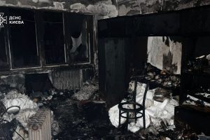 У Соломʼянському районі столиці вогнеборці виявили тіло жінки у згорілій квартирі (фото)
