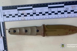 Напад у школі Києва: 39-річна вчителька та 14-річний школяр у важкому стані у реанімації