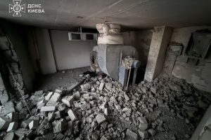 У Солом'янському районі столиці уламок російського БпЛА влучив у житловий будинок (фото)