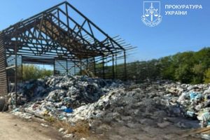 Директор столичної компанії без жодних дозволів влаштував сміттєзвалище у Голосіївському районі