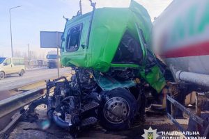 На Броварщині зіткнулись дві вантажівки: 56-річний водій Scania помер на місці події (фото)
