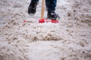Кличко доручив головам районів до вечора виправити ситуацію з прибиранням від снігу й льоду дворів, тротуарів та зупинок громадського транспорту