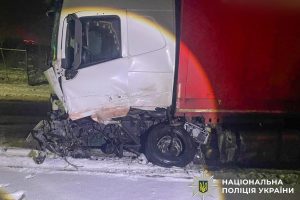 У Солом'янському районі автомобіль Lincoln в'їхав під вантажівку (фото)