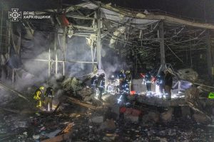 Комбінована атака рф по передмістю Харкова: 4 людей загинуло, зруйновано поштовий термінал (фото, відео)