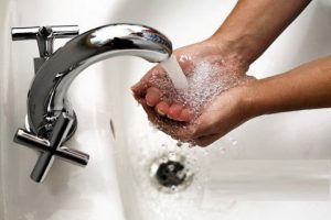 Гаряча вода у деяких будинках в Києві відсутня: її тимчасово відключили для відновлення тепла