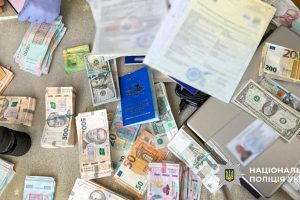 У Києві поліція викрила маштабну схему "бізнесу" на ветпаспортах для тварин (фото, відео)