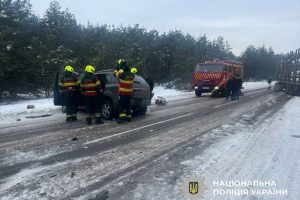 На Вишгородщині через зіткнення автомобіля з тягачем загибла жінка (фото)