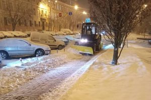 У Києві для розчищення вулично-дорожньої мережі задіяні 356 одиниць комунальної техніки (фото, відео)