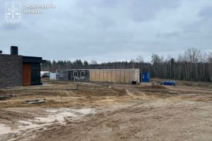 Столичного підприємця судитимуть за заволодіння півмільйоном гривень благодійників, які фінансували зведення модульних будинків (фото)