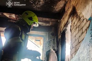 У Вишгороді під час пожежі в багатоповерхівці евакуювали 13 мешканців (фото)