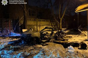 У Києві затримали двох чоловіків за підрив авто для медевакуації: слідство кваліфікує це як теракт (фото)