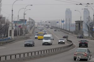 Комунальники ліквідували пошкодження тепломережі на мосту Патона