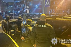У Києві правоохоронці викрили "ділка", який пропонував чоловікам "інвалідність" з пенсійним забезпеченням (фото)