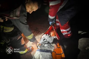 На Київщині дівчина, яка святкувала день народження, впала у шахту закинутої станції (фото)