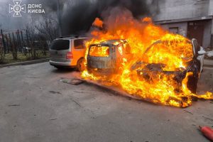 У Дніпровському районі столиці згоріло три автівки (фото)