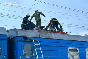 У Солом'янському районі один підліток загинув та ще двоє отримали опіки внаслідок ураження струмом на даху потяга (фото)