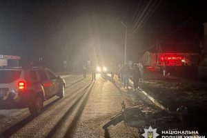 На Київщині 18-річний мотоцикліст наїхав на чоловіка на пешеходному переході та врізався в іншого мотоцикліста
