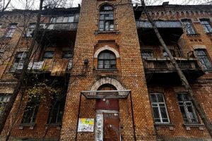 Столична прокуратура через суд вимагає привести до належного стану "Будинок для офіцерів-вихователів Миколаївського артучилища" (фото)