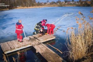 На Бучанщині зі ставка витягнули двох людей, які провалились під лід